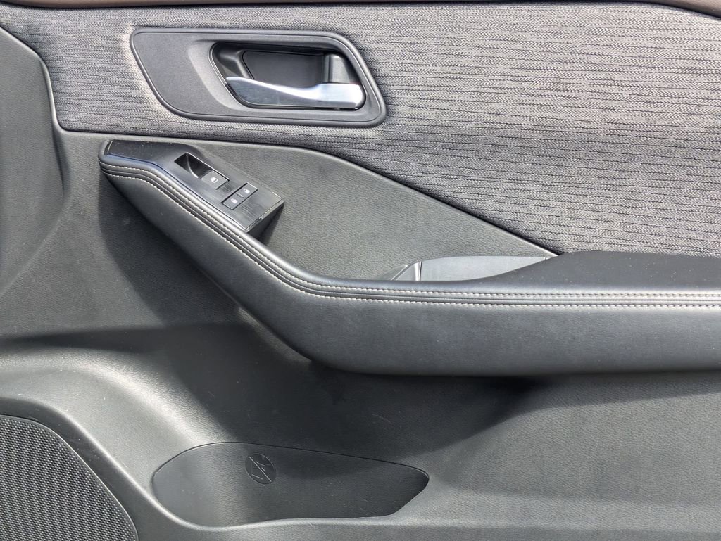 Used 2023 Nissan Rogue SV image 32