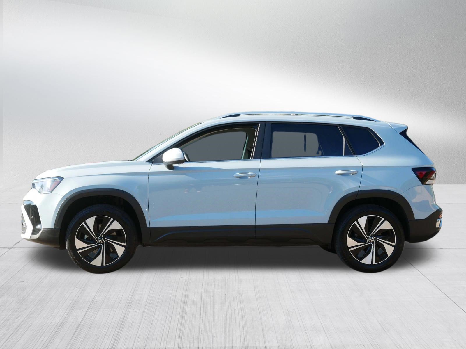 Used 2025 Volkswagen Taos SE w/ Panoramic Sunroof Package AWD/4WD image 4