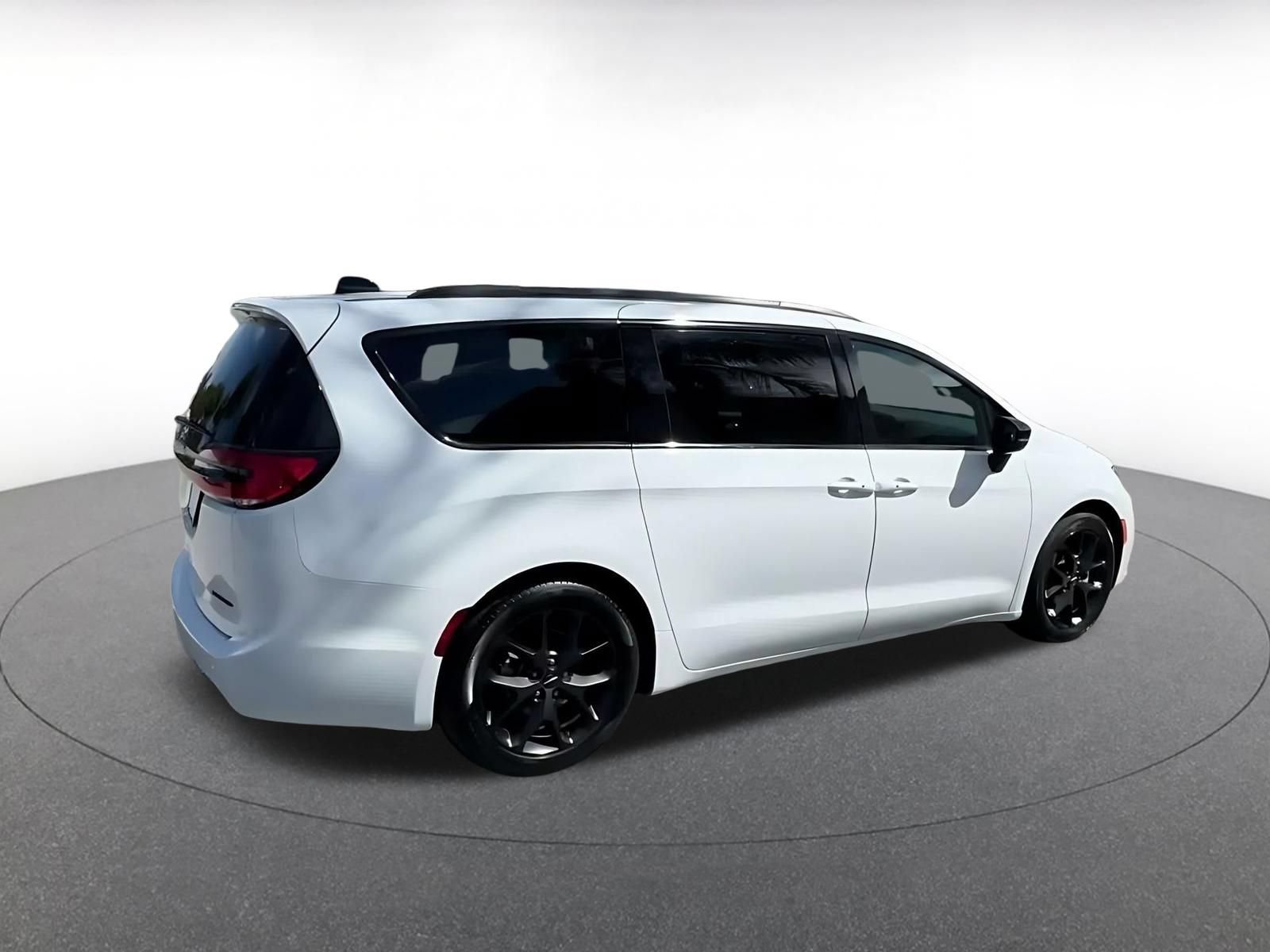Used 2025 Chrysler Pacifica Limited FWD image 12