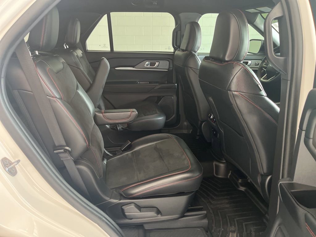 Used 2025 Ford Explorer ST image 34