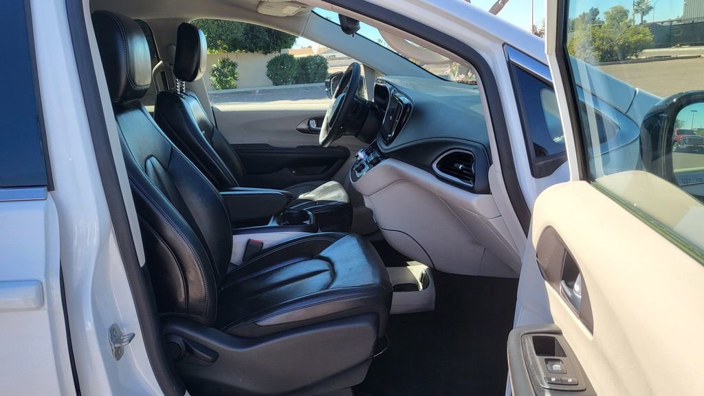 Used 2024 Chrysler Pacifica Select image 18