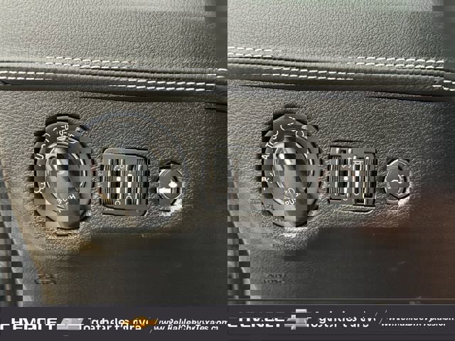 Used 2023 Chrysler 300 C image 25