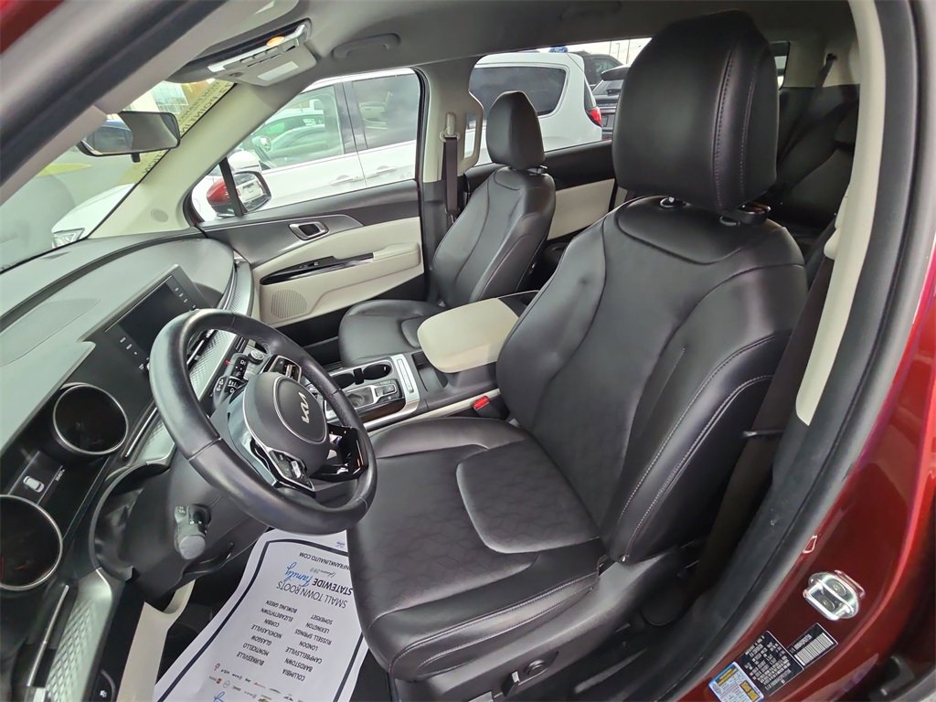 Used 2023 Kia Carnival LX image 17
