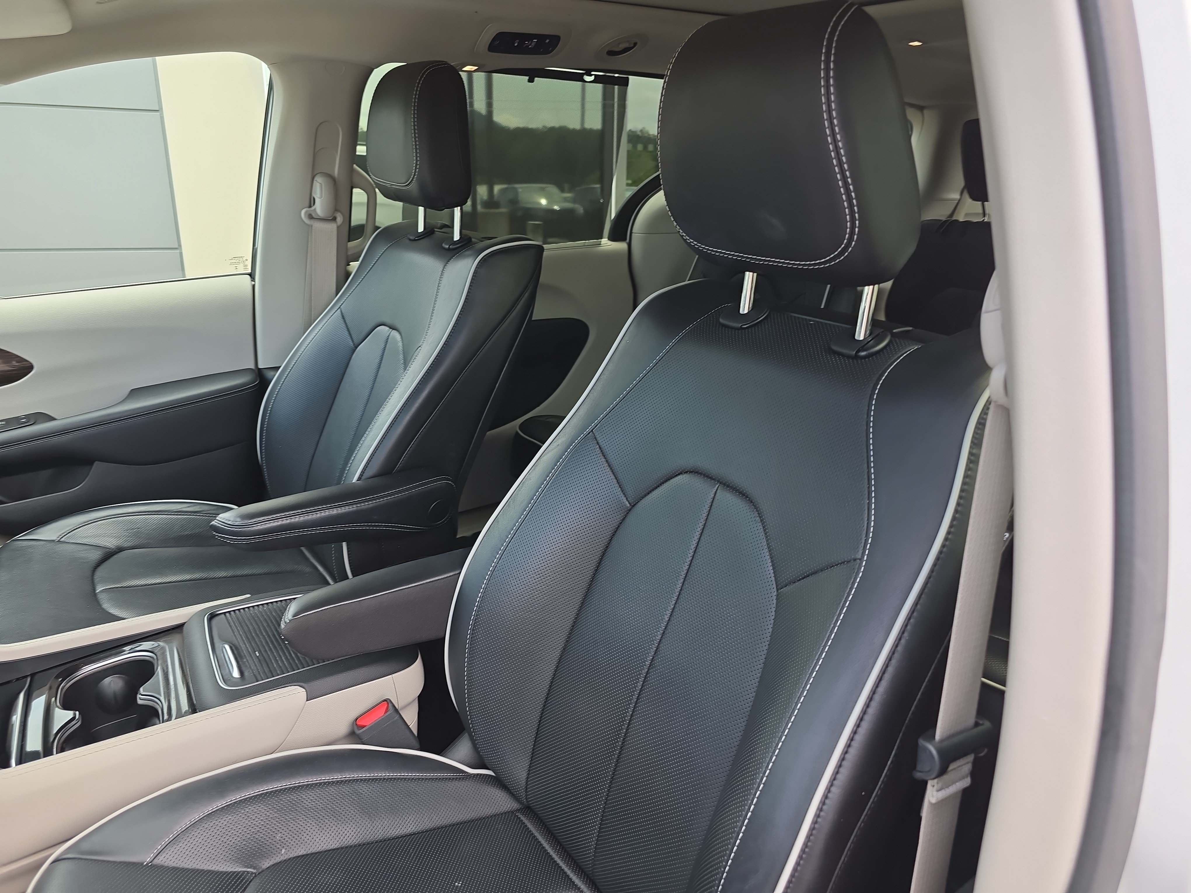 Used 2023 Chrysler Pacifica Limited w/ Uconnect Theater Family Group AWD/4WD image 19