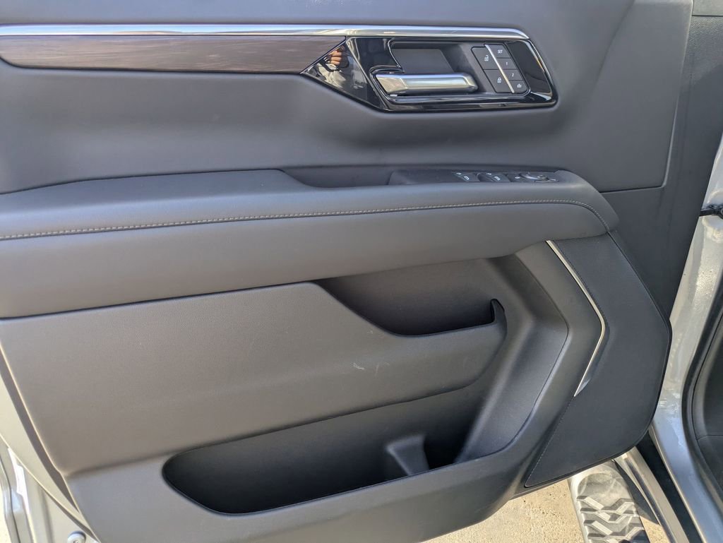 Used 2025 Chevrolet Suburban Z71 image 15