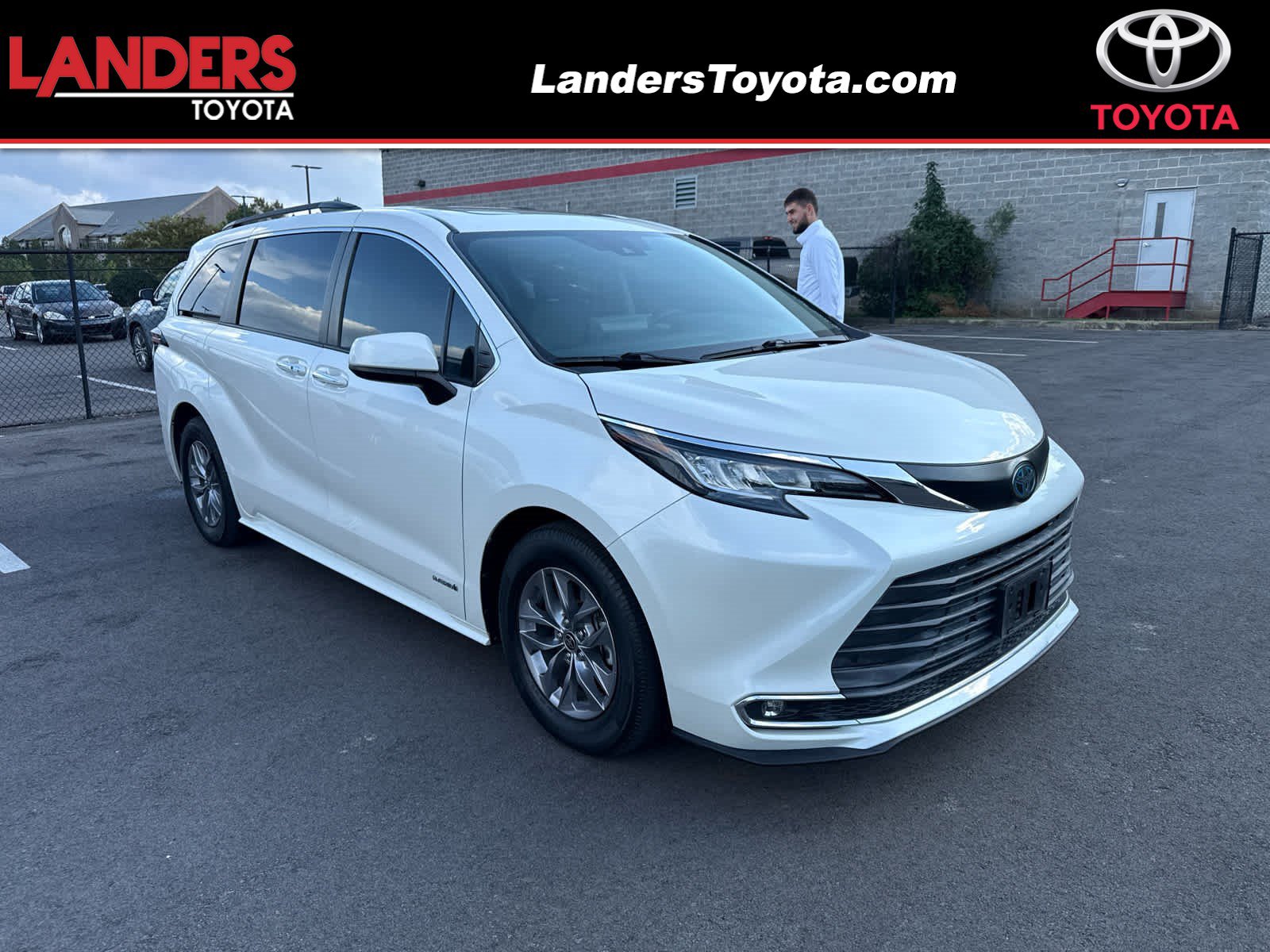 Used 2021 Toyota Sienna XLE FWD image 1