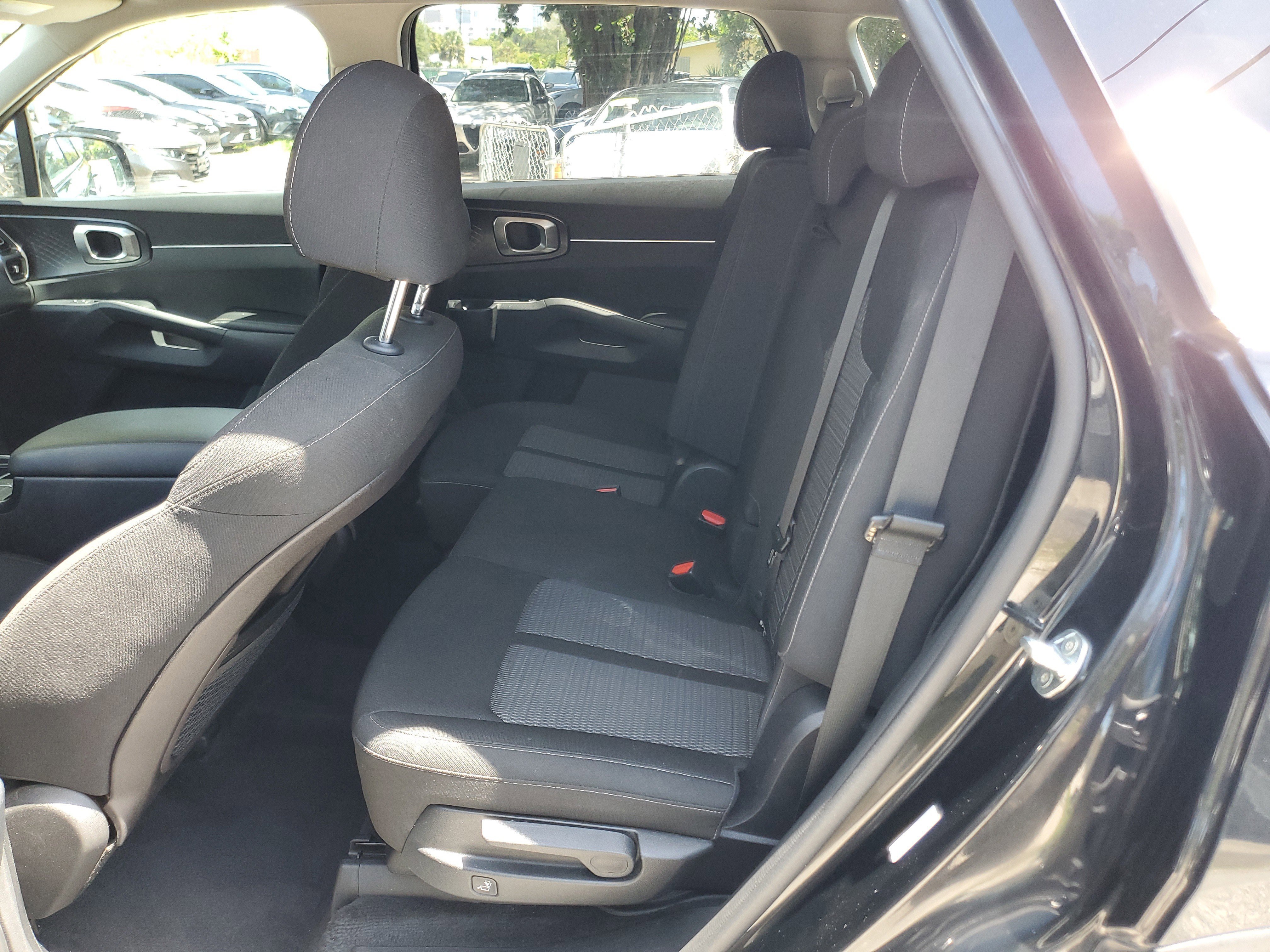 Used 2022 Kia Sorento LX image 9