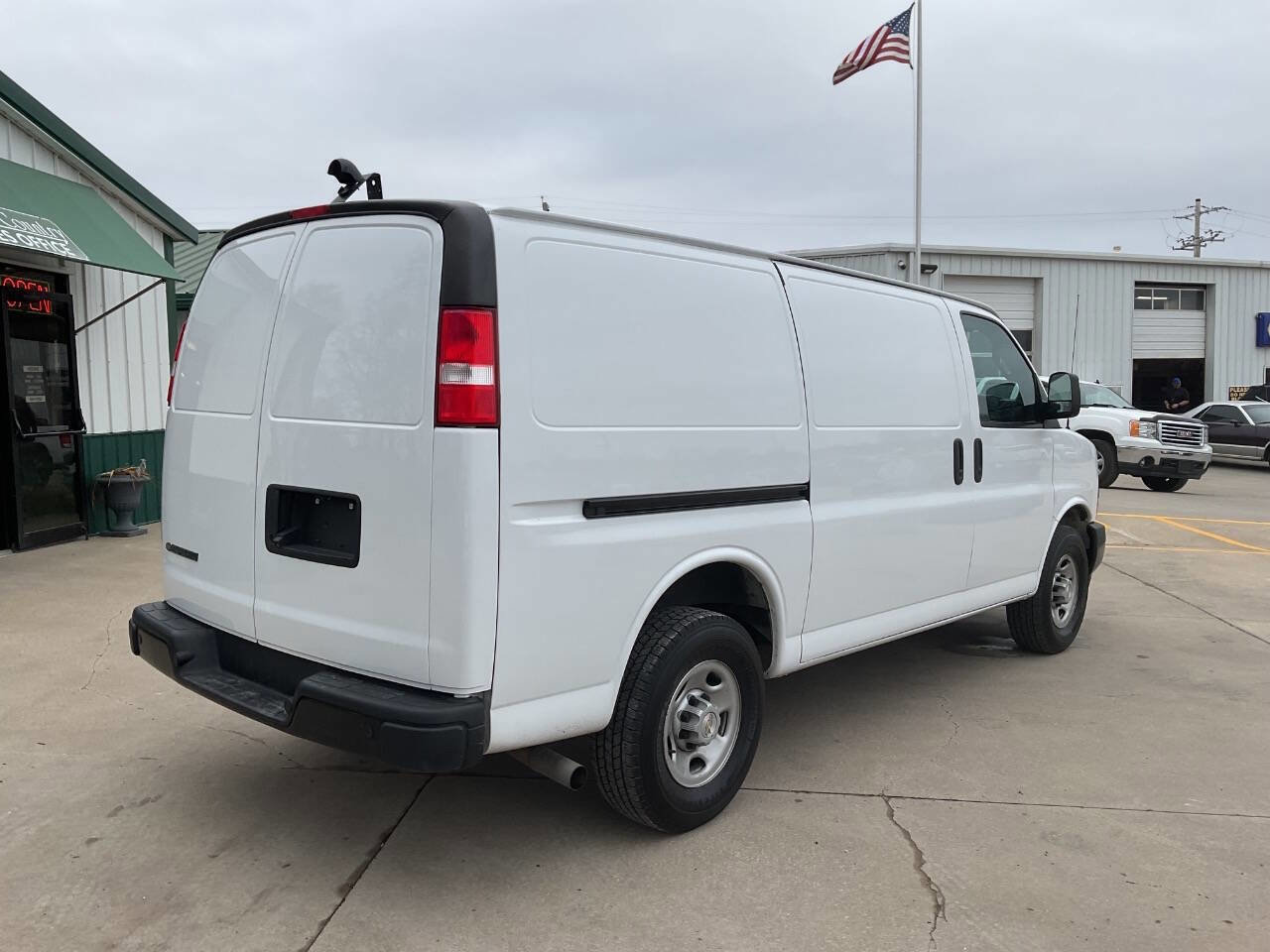 Used 2022 Chevrolet Express 2500 w/ Driver Convenience Package image 9