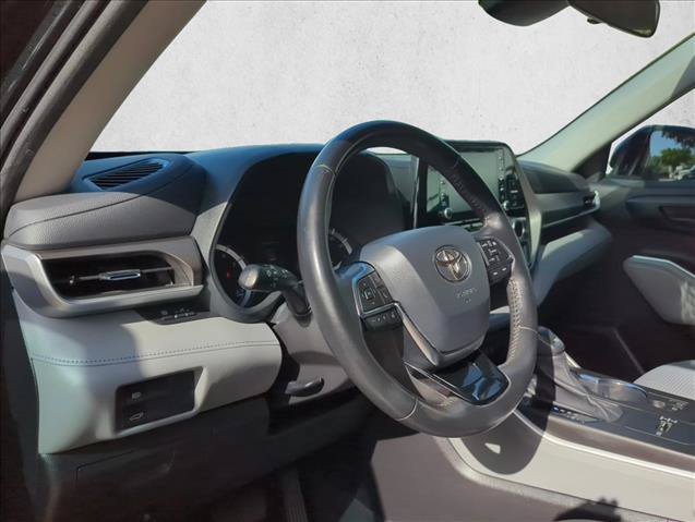 Used 2020 Toyota Highlander LE FWD image 16