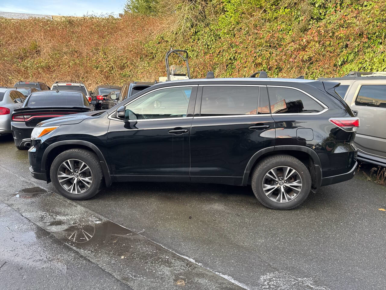 Used 2016 Toyota Highlander XLE image 2