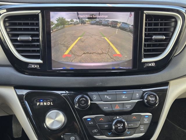 Used 2023 Chrysler Pacifica Touring-L image 17