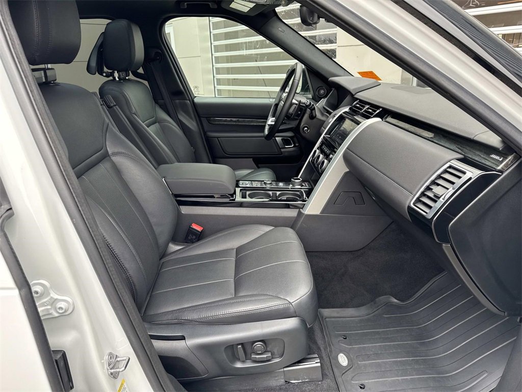 Certified 2018 Land Rover Discovery HSE image 10