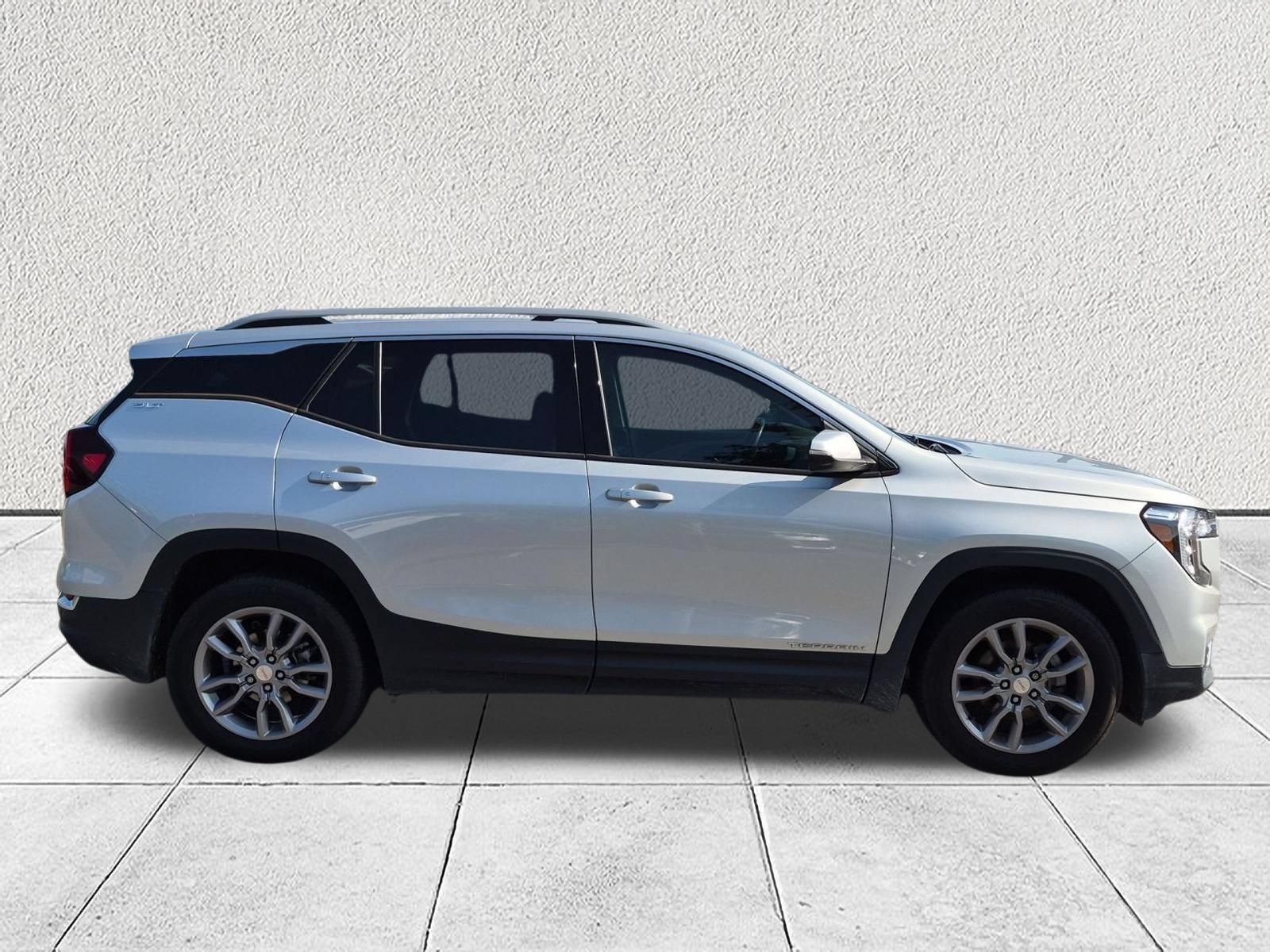 Used 2022 GMC Terrain SLT w/ Infotainment Package II AWD/4WD image 2