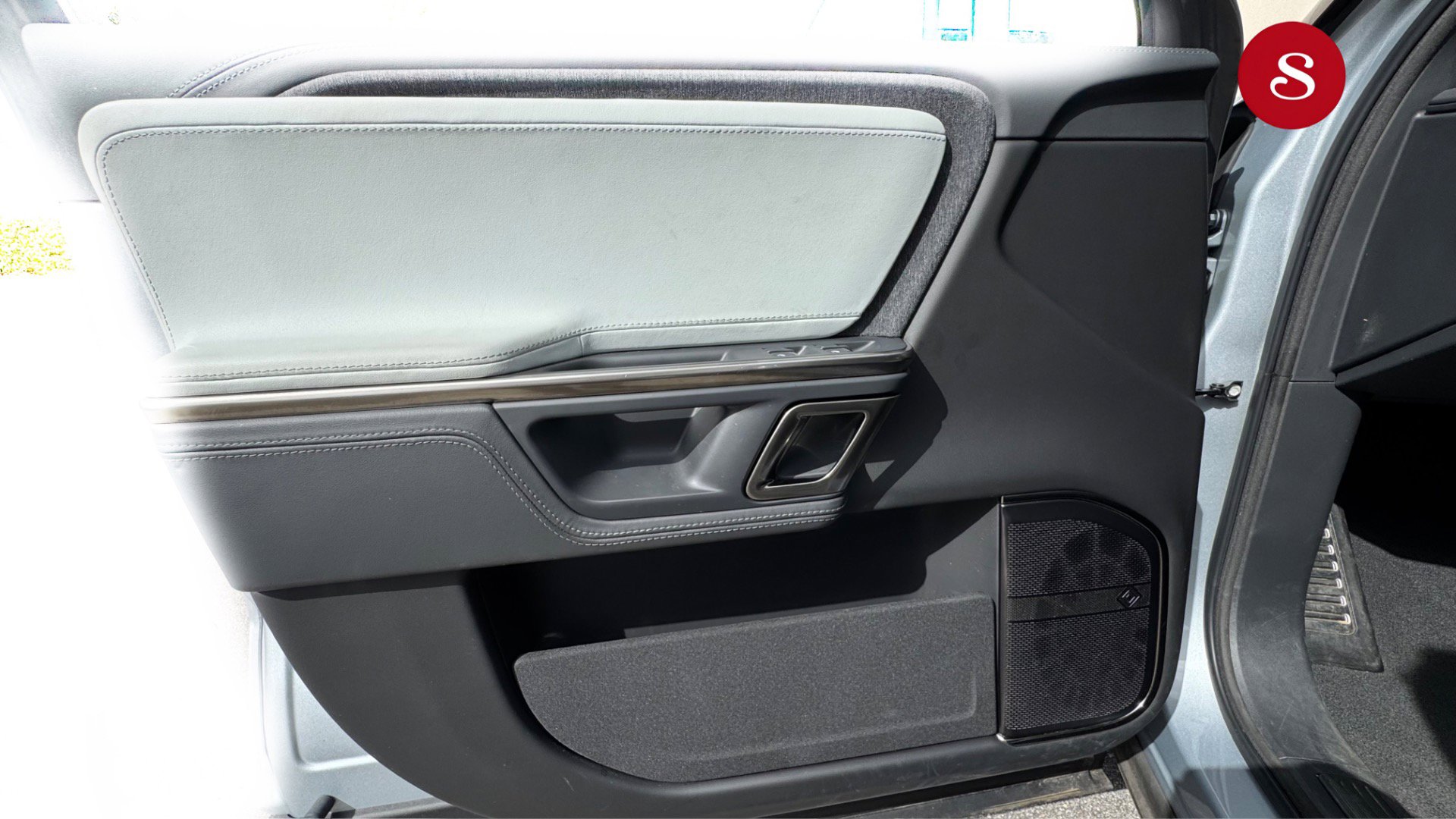 Used 2024 Rivian R1S Adventure image 12