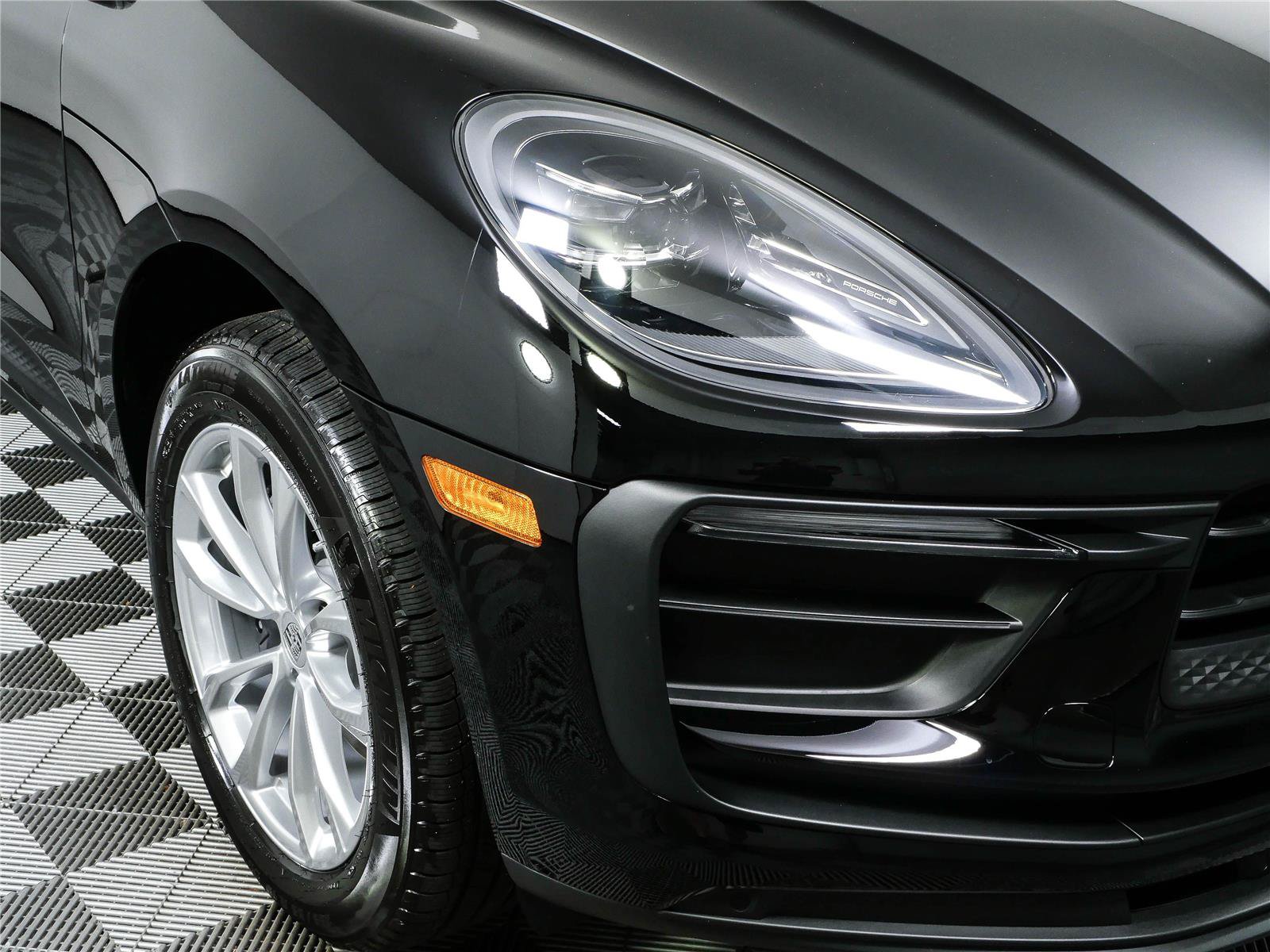 Certified 2026 Porsche Macan Turbo AWD/4WD image 39