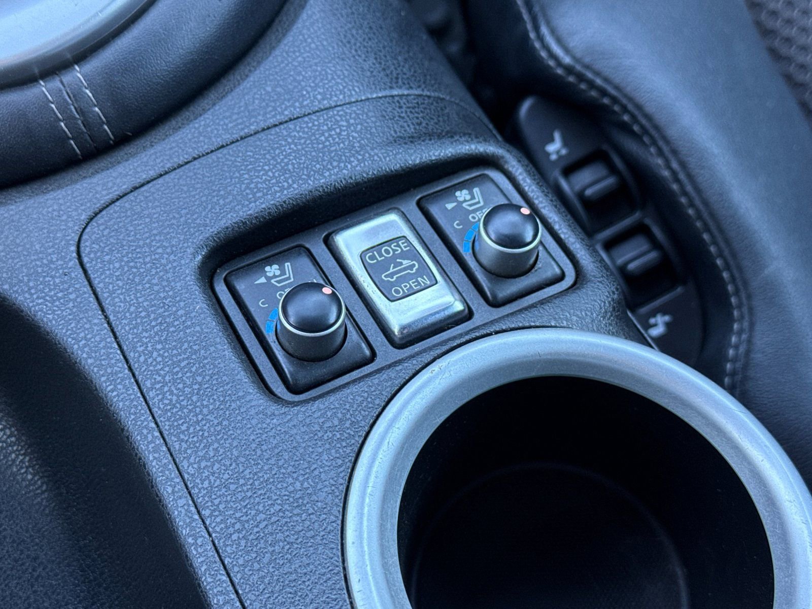 Used 2010 Nissan 370Z Touring image 23