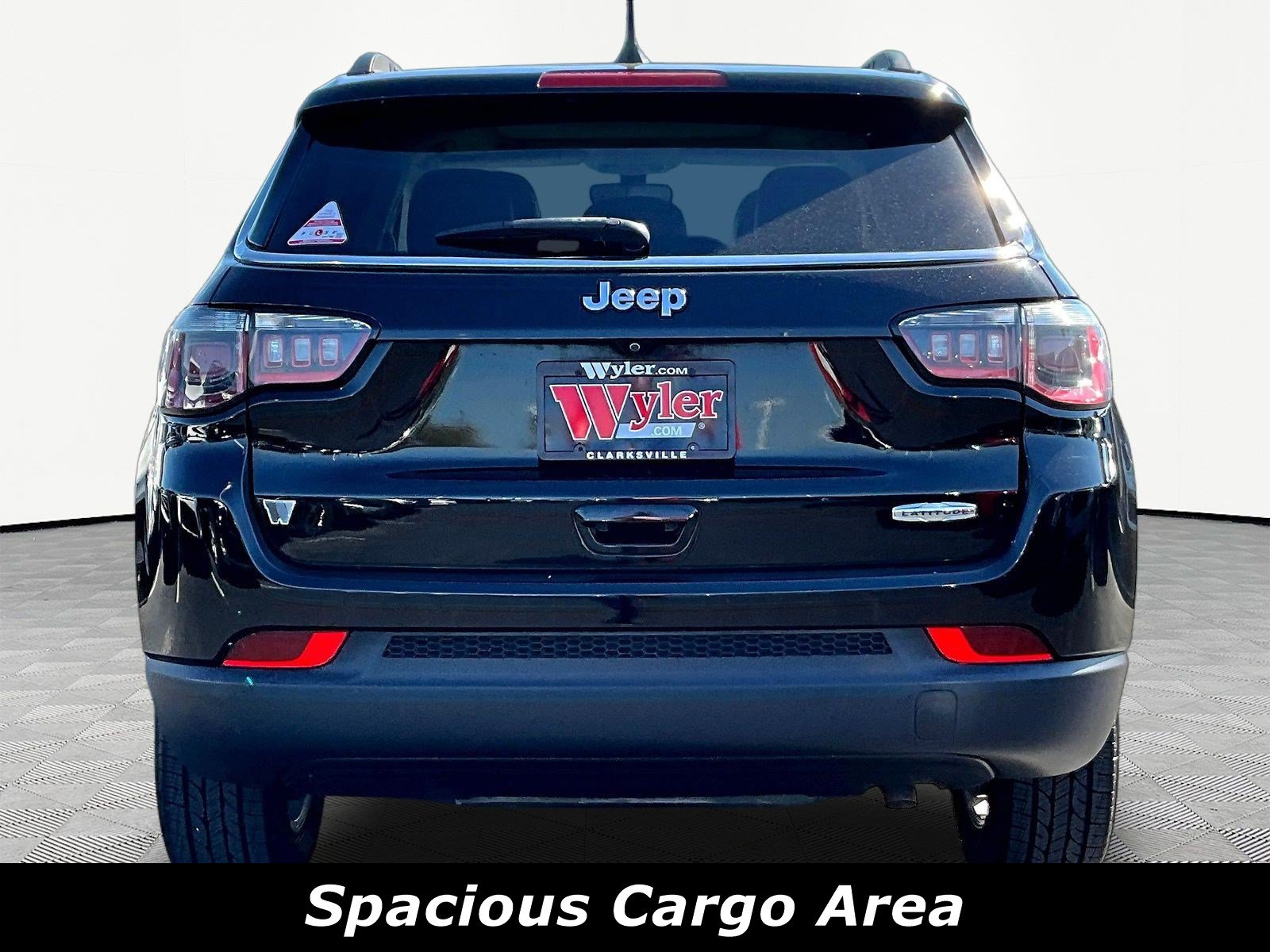 Used 2018 Jeep Compass Latitude w/ Popular Equipment Group FWD image 5