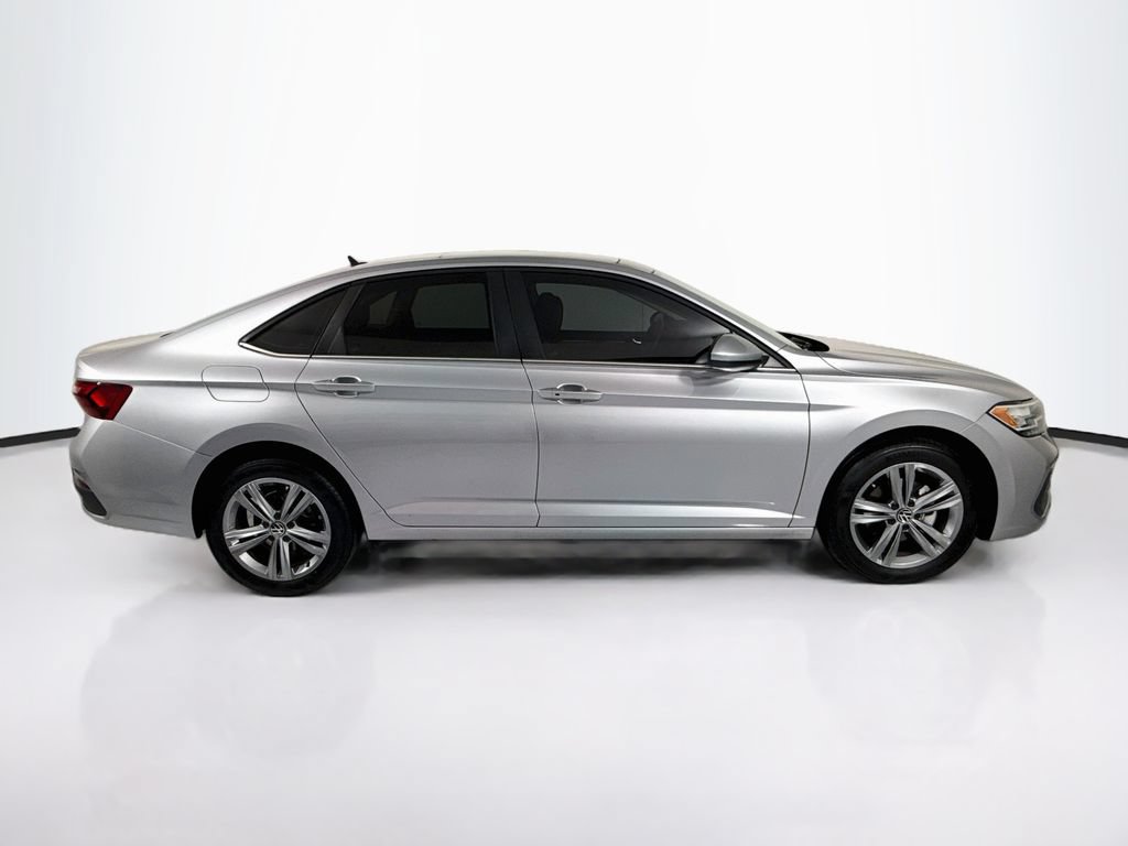 Used 2024 Volkswagen Jetta SE w/ Panoramic Sunroof Package FWD image 4