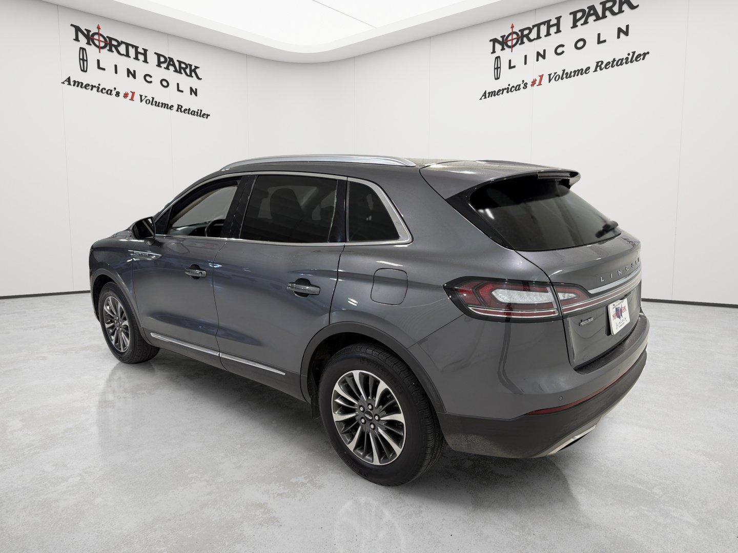 Used 2023 Lincoln Nautilus FWD w/ Premium Package image 3