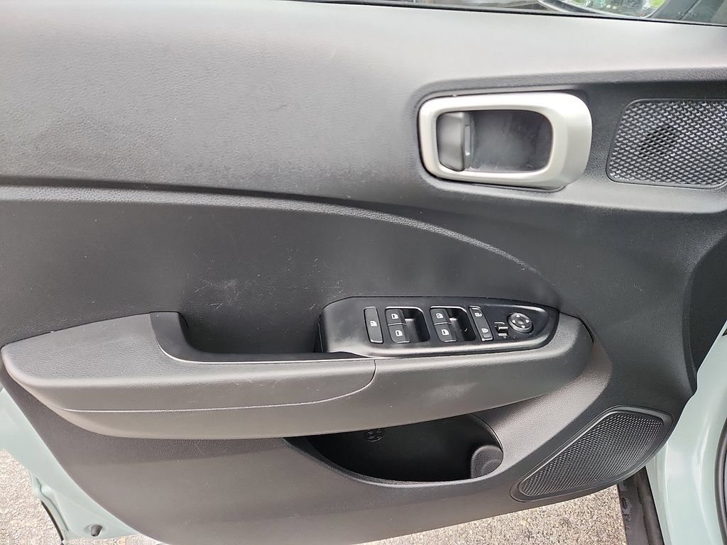 Used 2025 Hyundai Venue SEL FWD image 12
