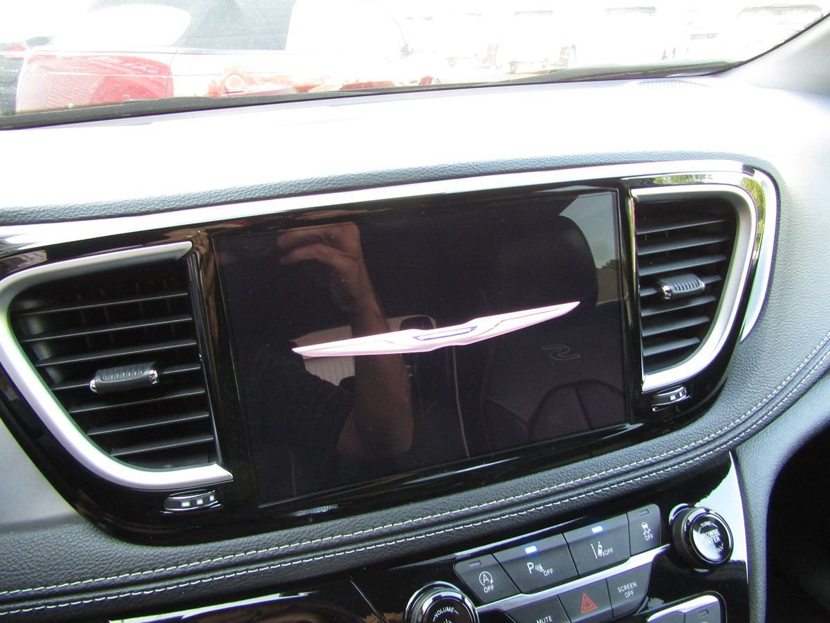 Used 2025 Chrysler Pacifica Limited FWD image 11