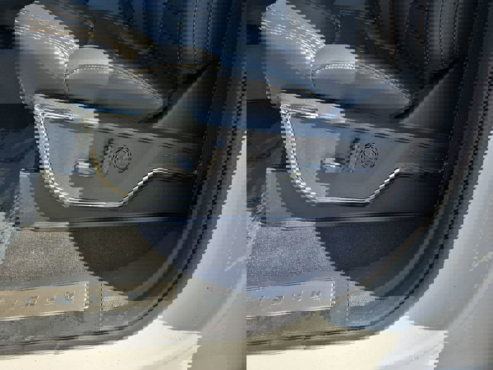 Used 2024 Ford F350 Platinum w/ FX4 Off-Road Package image 31