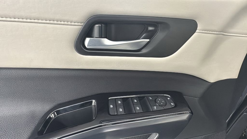 Used 2025 Nissan Pathfinder SL image 22