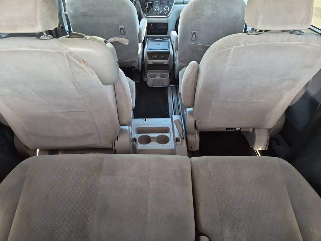 Used 2018 Toyota Sienna LE w/ Carpet Mat Package FWD image 36
