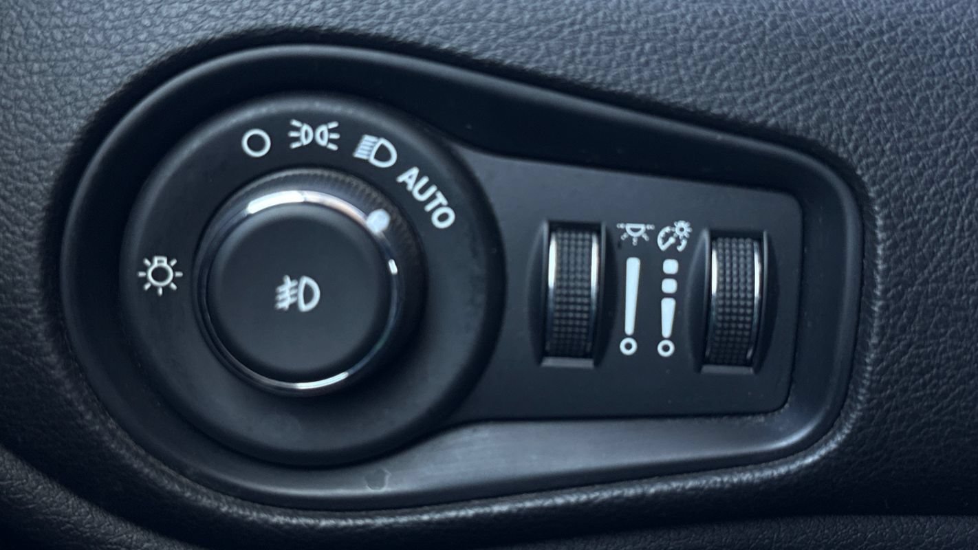 Used 2016 Jeep Renegade Trailhawk AWD/4WD image 24