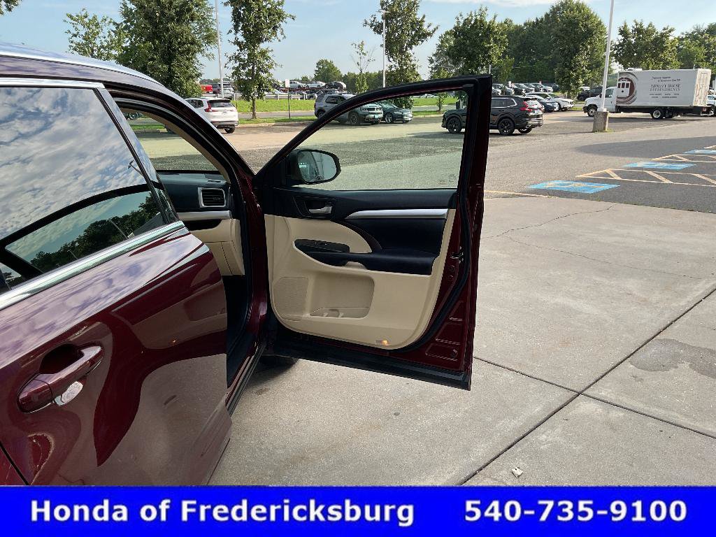 Used 2017 Toyota Highlander XLE AWD/4WD image 18