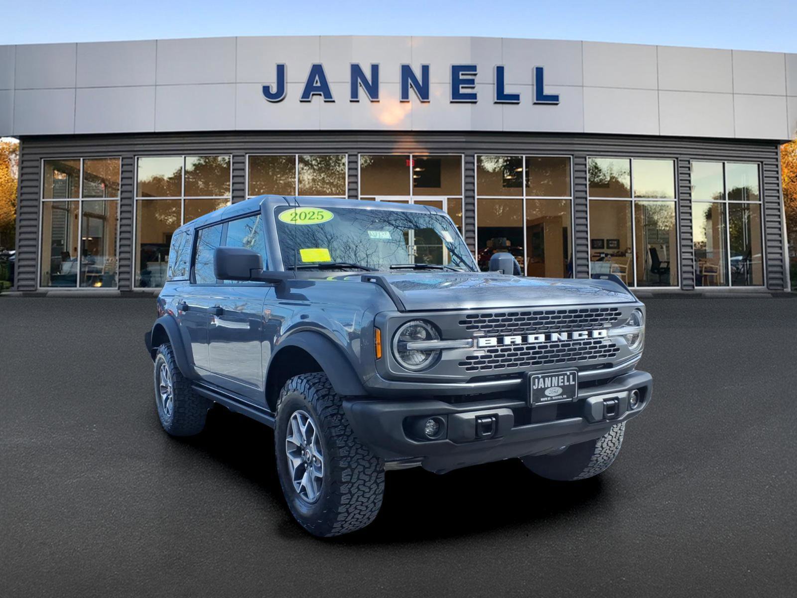 Used 2025 Ford Bronco Badlands AWD/4WD image 3