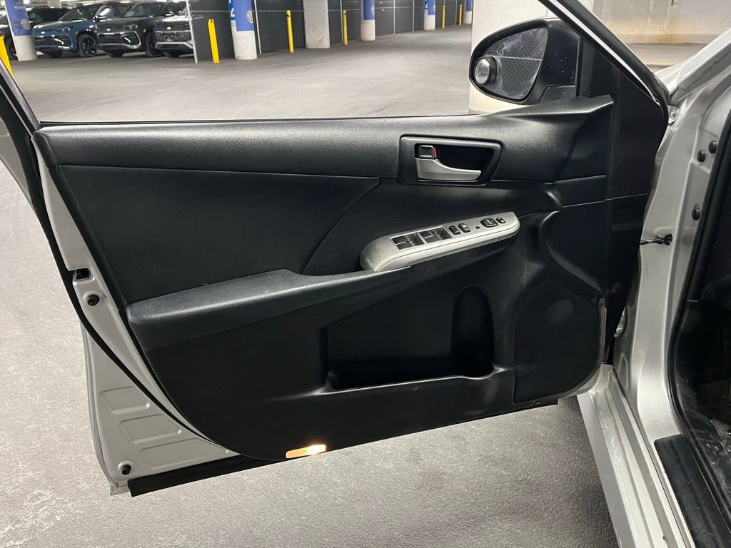 Used 2014 Toyota Camry SE image 12