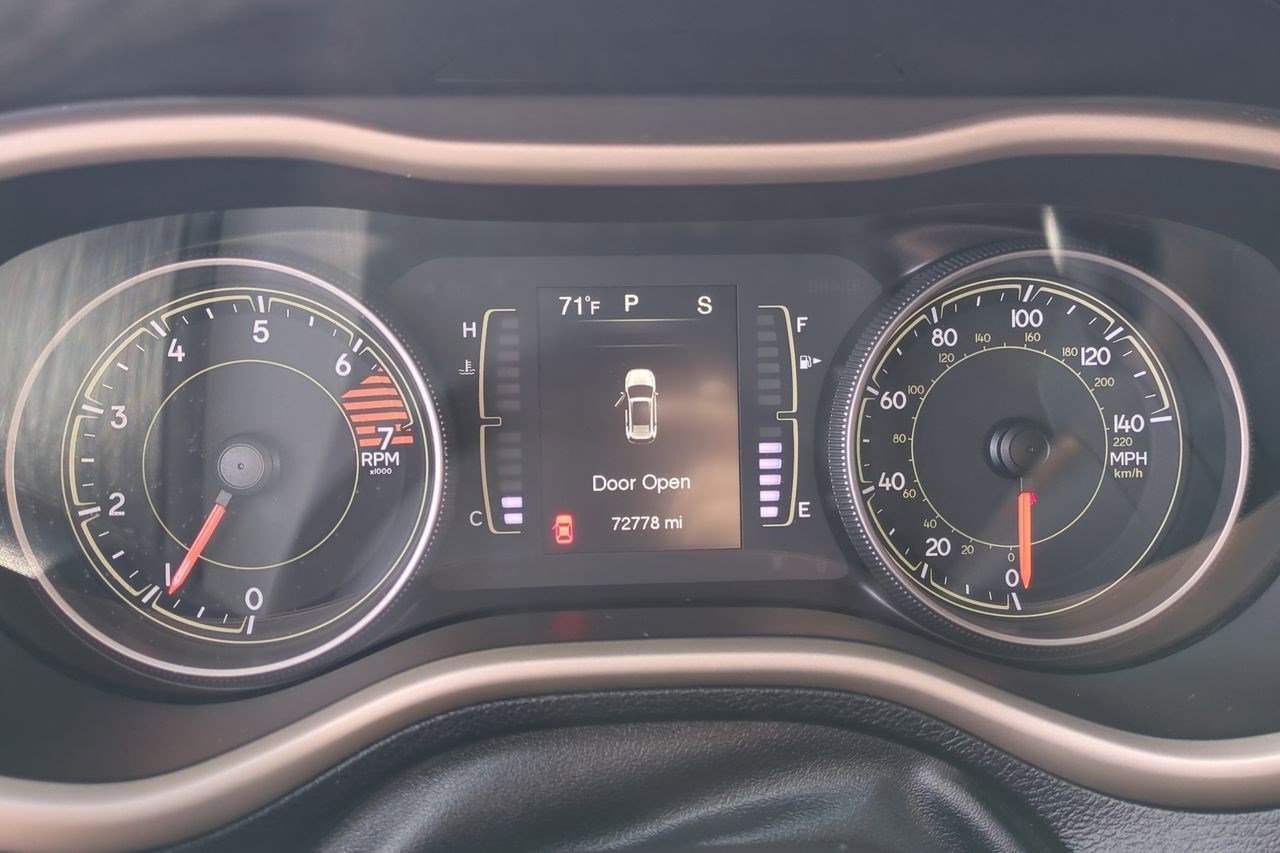Used 2018 Jeep Cherokee Latitude w/ Altitude Package image 14