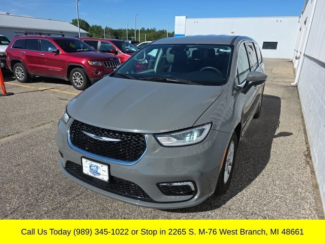 Used 2023 Chrysler Pacifica Touring-L FWD image 6