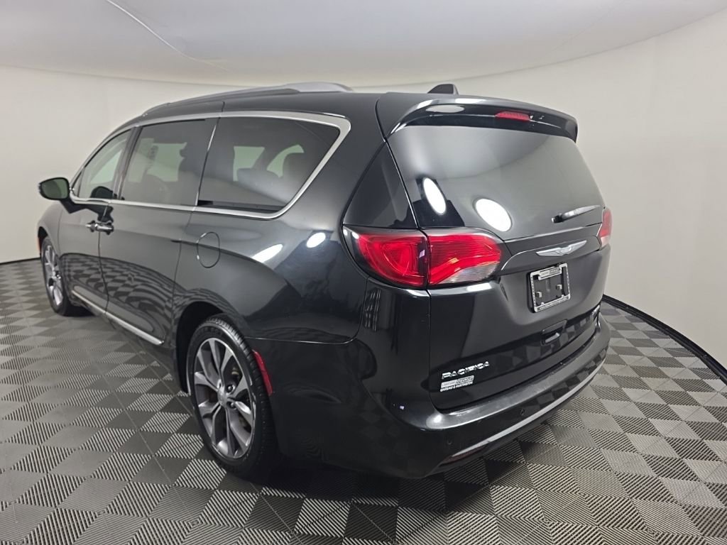 Used 2017 Chrysler Pacifica Limited image 3