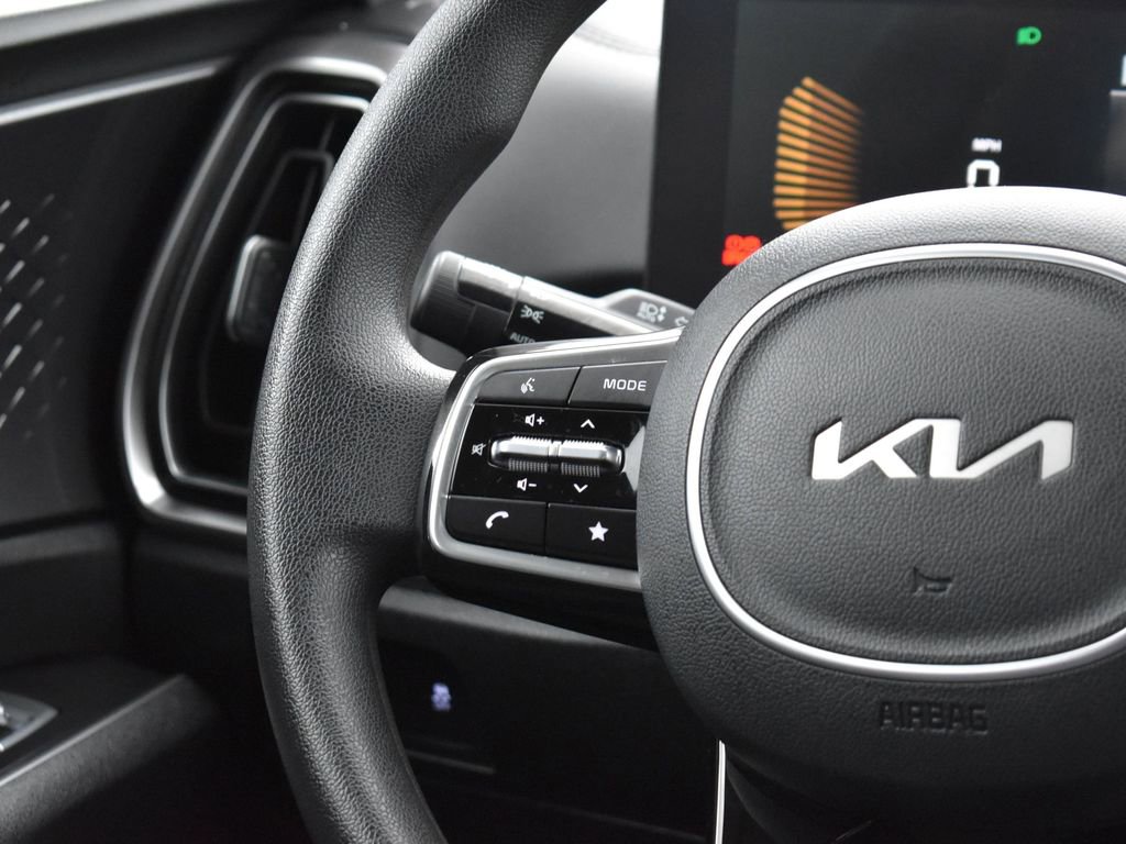 Certified 2025 Kia Sorento LX image 18