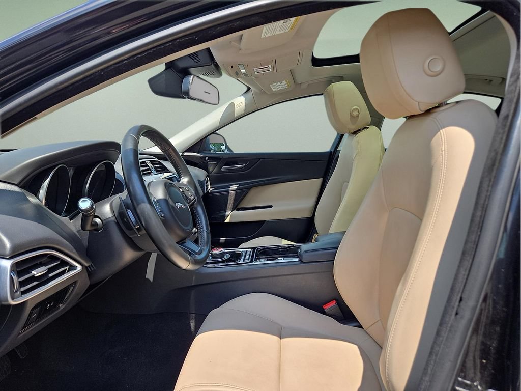 Used 2017 Jaguar XE Premium AWD/4WD image 11