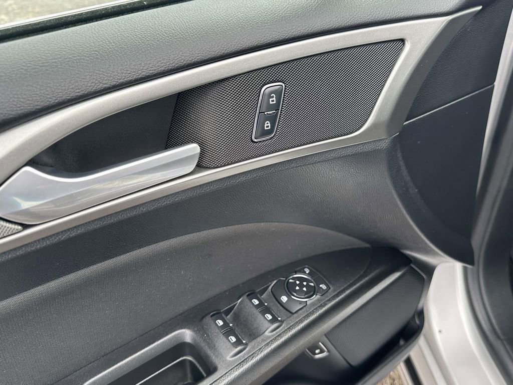 Used 2018 Ford Fusion SE image 18
