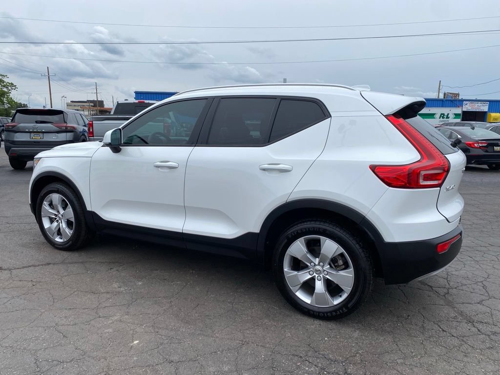 Used 2022 Volvo XC40 T5 Momentum AWD/4WD image 6