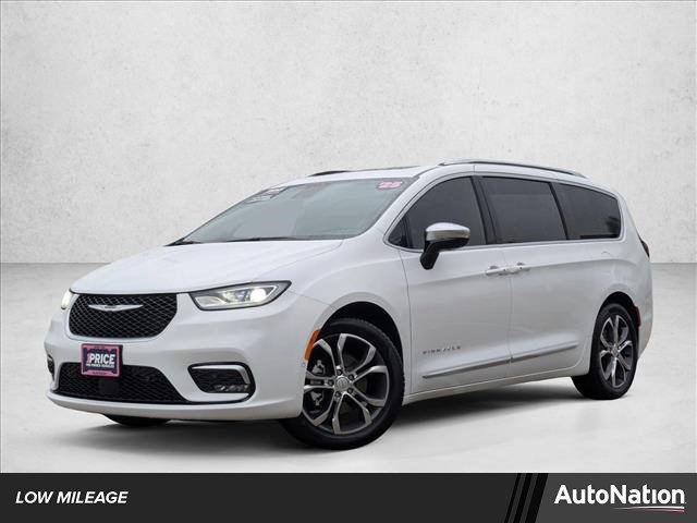 Used 2025 Chrysler Pacifica Pinnacle image 1
