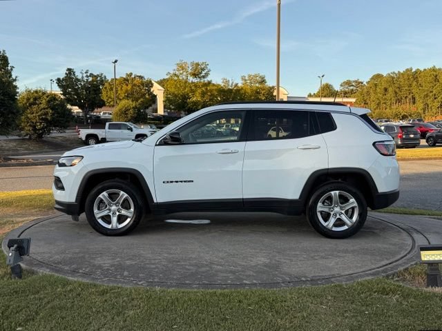 Used 2023 Jeep Compass Latitude w/ Convenience Group AWD/4WD image 4