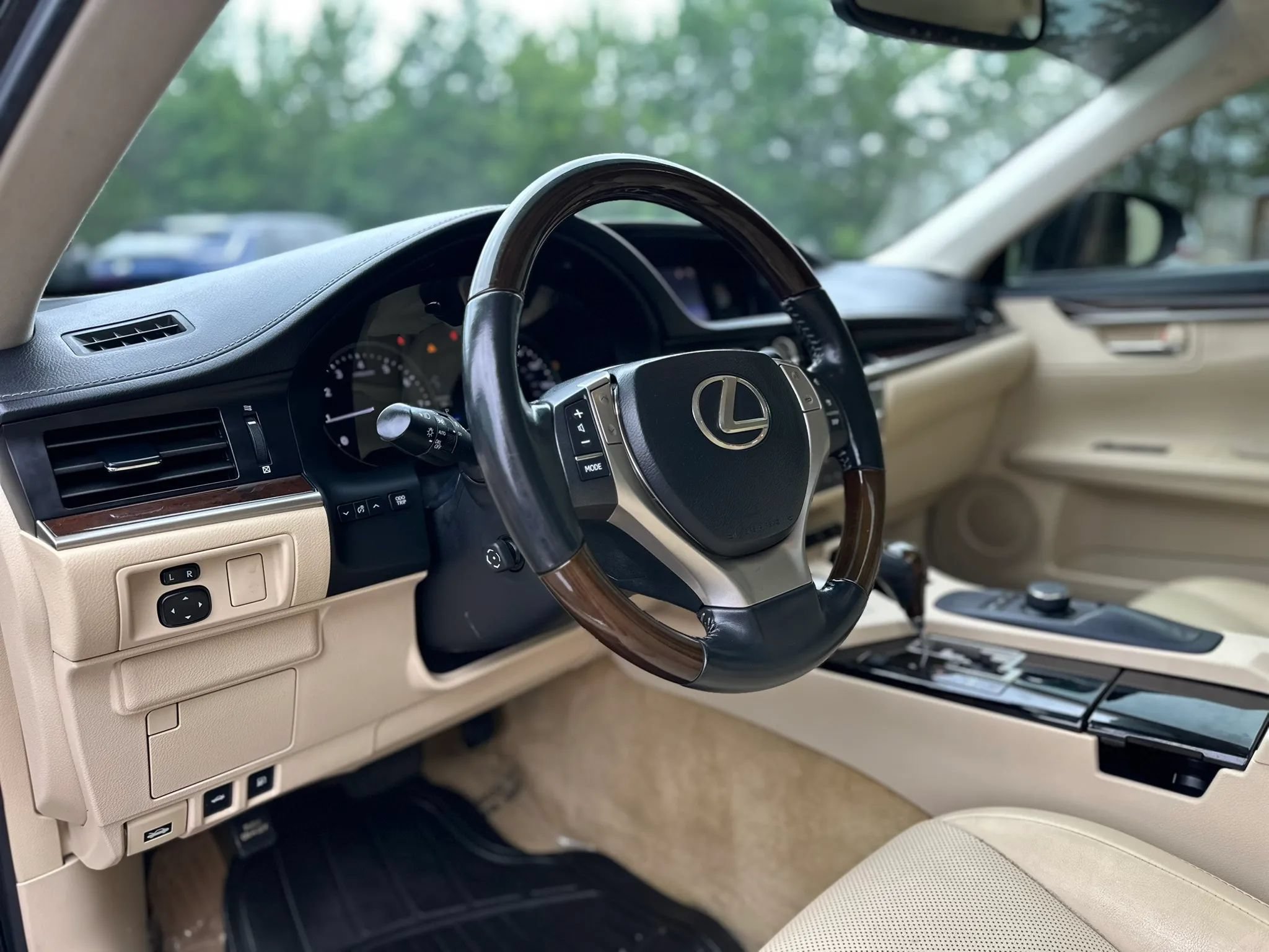 Used 2015 Lexus ES 350 w/ Premium Package FWD image 9