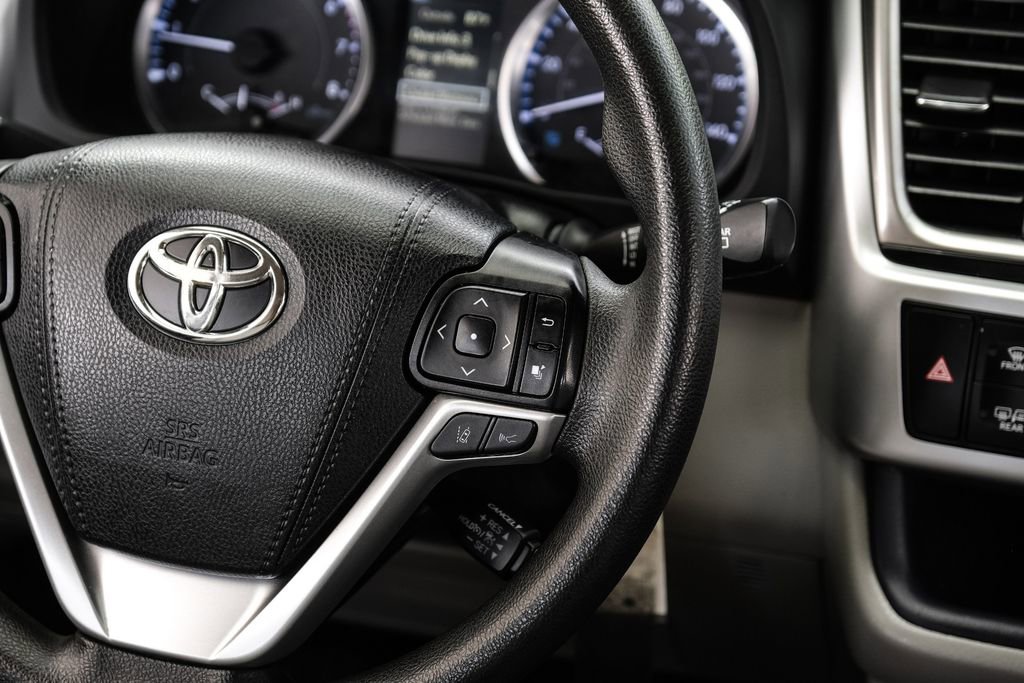 Used 2019 Toyota Highlander LE FWD image 14