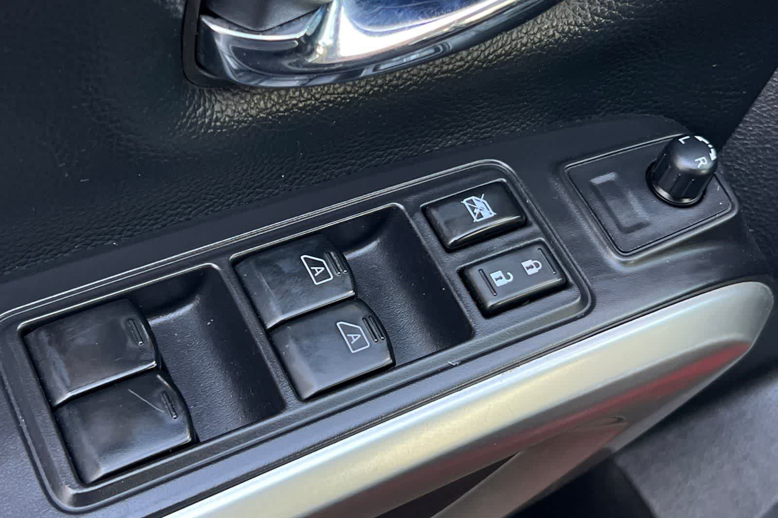 Used 2022 Nissan Titan SV AWD/4WD image 14
