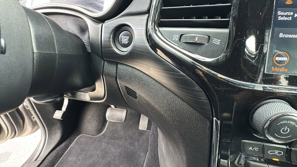 Used 2021 Jeep Grand Cherokee Laredo X image 17