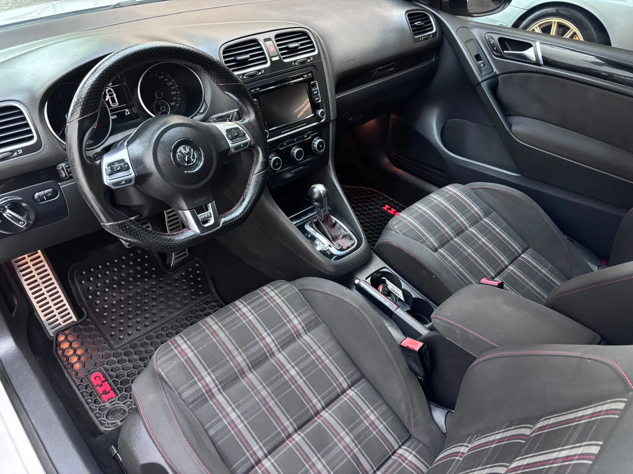 Used 2011 Volkswagen Golf 2-Door FWD image 8