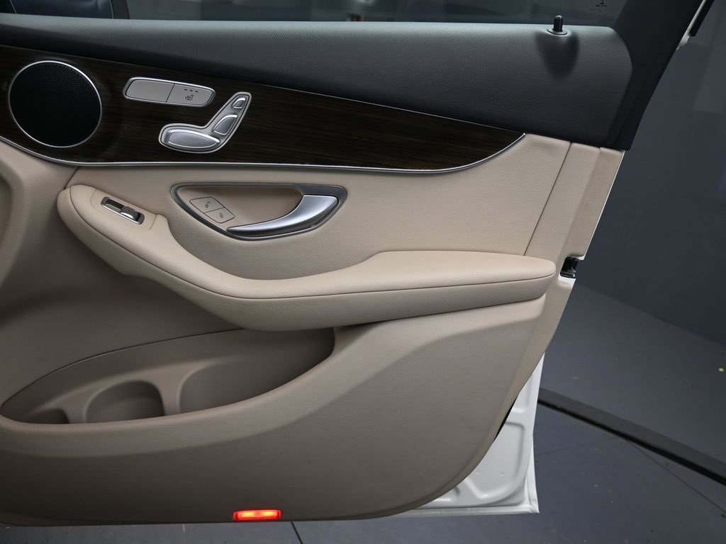 Used 2022 Mercedes-Benz GLC 300 w/ Premium Package Lite image 28