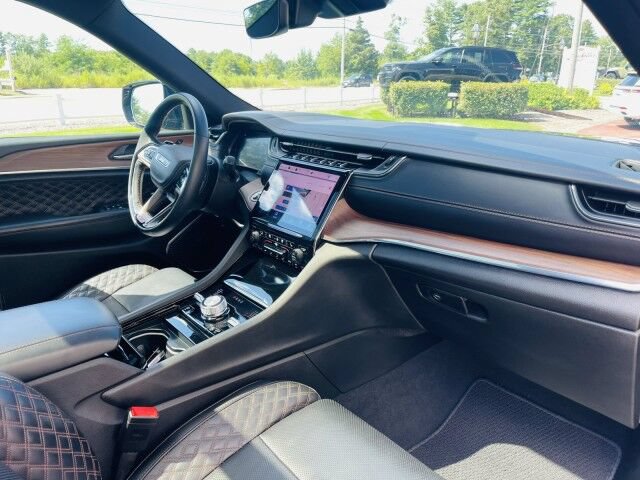 Used 2025 Jeep Grand Cherokee Summit w/ Obsidian Package AWD/4WD image 11