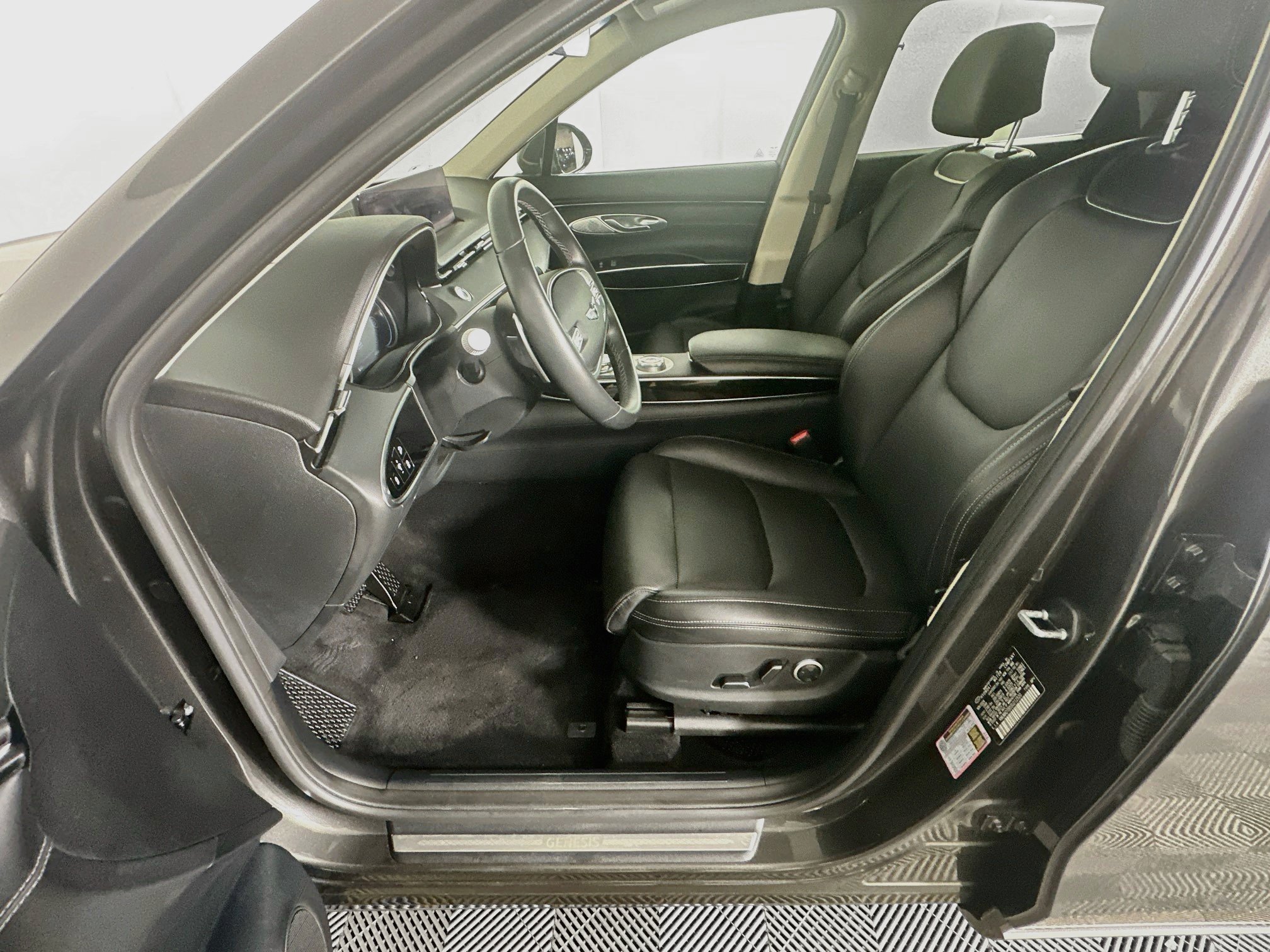 Used 2025 Genesis GV70 2.5T AWD/4WD image 13