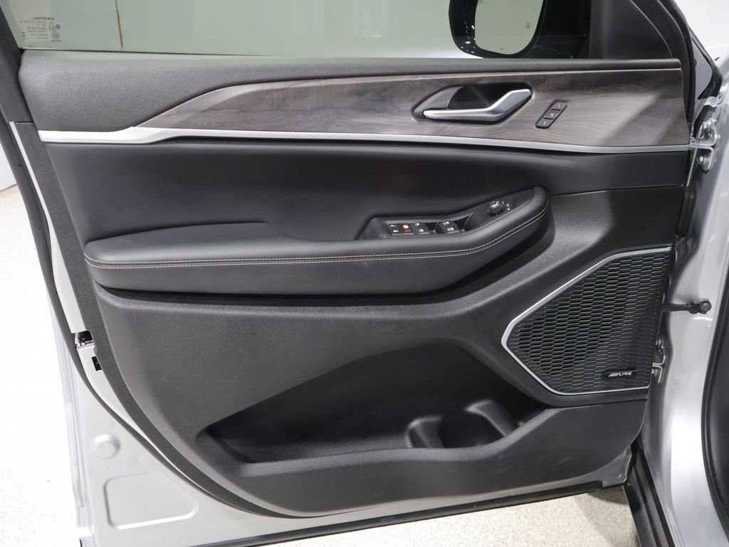 Used 2023 Jeep Grand Cherokee L Limited image 13